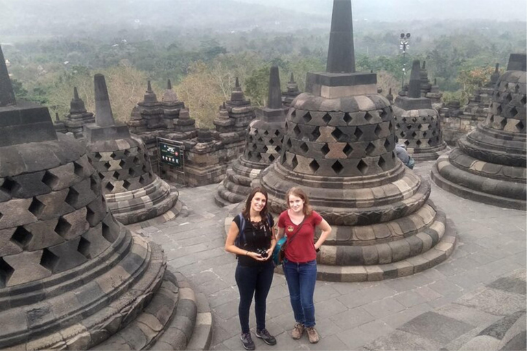 Tour con salita al Borobudur, biglietti garantiti e trasferimentiTrasferimento in hotel di andata e ritorno con biglietti d'ingresso