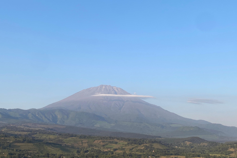 Arusha: Spaziergang zur goldenen Stunde &amp; Sonnenuntergang mit Blick auf den Mount MeruArusha: Spaziergang zur goldenen Stunde &amp; Sonnenuntergang vom Aussichtspunkt über dem Mount M