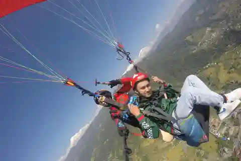 Pokhara: Avventura combinata con parapendio, bungy jump e zipline