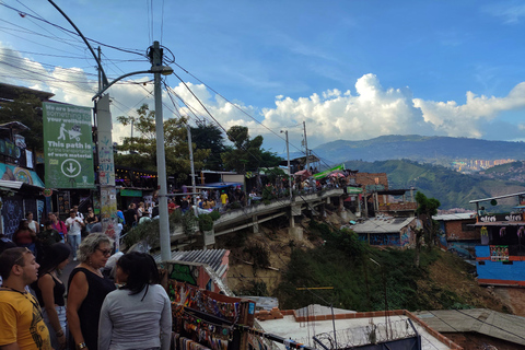 Medellín: Tour durch die Comuna 13, den Botero Park und den Metrocable mit einem lokalen Guide
