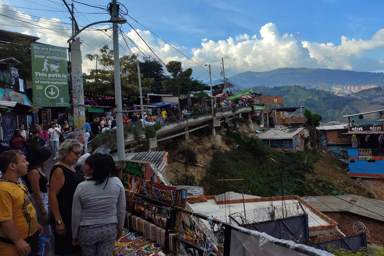 Medellín: Tour durch die Comuna 13, den Botero Park und den Metrocable mit einem lokalen Guide