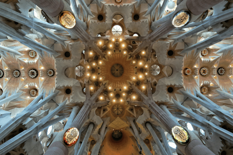 Barcelona: La Sagrada Familia de Gaudí, un paseo audioguiado | GetYourGuide