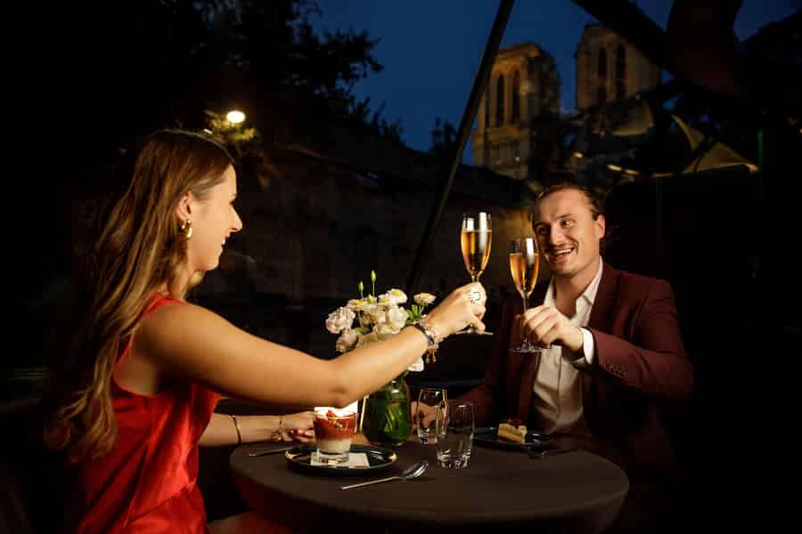 Paris: 3-Gänge-Dinner-Kreuzfahrt auf der Seine mit Live-Musik. Foto: GetYourGuide