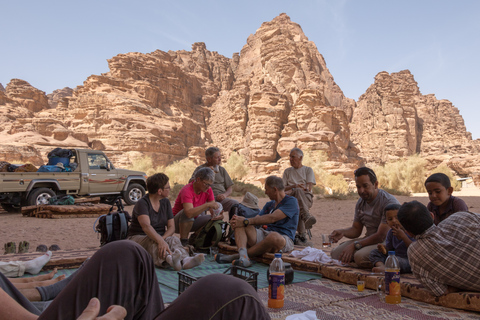 Desde Wadi Rum: Excursión en Jeep de 8 horas con comida y estancia de una noche