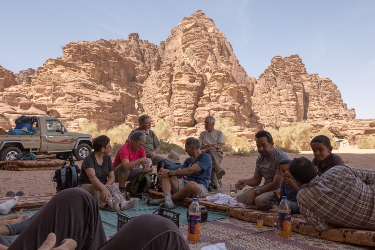 Desde Wadi Rum: Excursión en Jeep de 8 horas con comida y estancia de una noche