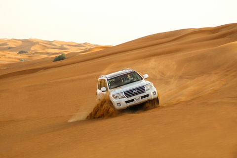 Qatar Woestijnsafari: Kameeltocht, sandboarden, binnenzee.