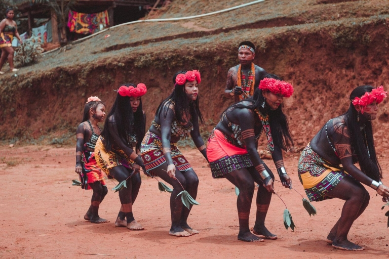 Rdzenna wioska Embera w dżungli Chagres i wodospad