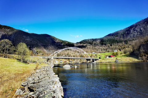 Passeio flexível ao Castelo de Modalen, Hesjedalsfossen pode ser uma caminhadaPasseio flexível para Modalen O Castelo Hesjedalsfossen