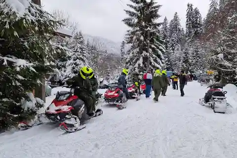 Bukarest: Snowmobile Tour mit Peleș Castle und Seilbahn