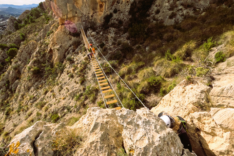 Elda: Ferrata Bolón, tirolina récord.