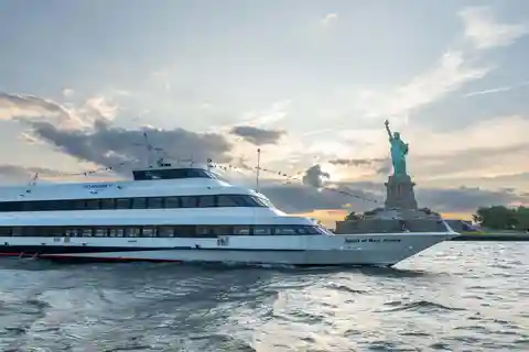 Desde Nueva Jersey Almuerzo Buffet o Cena Crucero en Nueva York