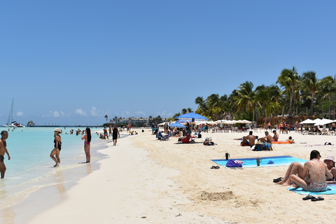 Cancún: Alleen voor volwassenen Catamaran naar Isla Mujeres &amp; SnorkeltourAlleen toegang Geen vervoer