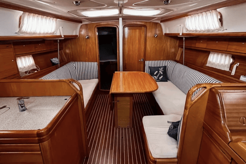 Barcelona: Sagrada Familia Tour and Sailing Trip