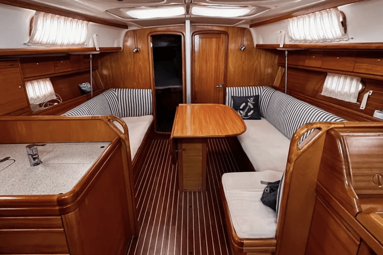 Barcelona: Sagrada Familia Tour and Sailing Trip