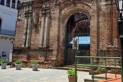 Escale à Panama : visite citadine et écluses de Pedro MiguelDepuis le terminal 2 de l&#039;aéroport de Tocumen