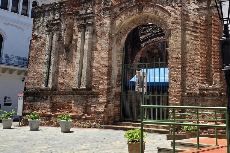 Escale à Panama : visite citadine et écluses de Pedro MiguelDepuis le terminal 2 de l&#039;aéroport de Tocumen