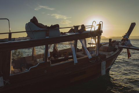 Krabi : 7-Island Sunset Tour by Grande Longtail Boat with BBQ (Excursion au coucher du soleil sur 7 îles en bateau à queue longue avec barbecue)Krabi : tour en bateau à longue q