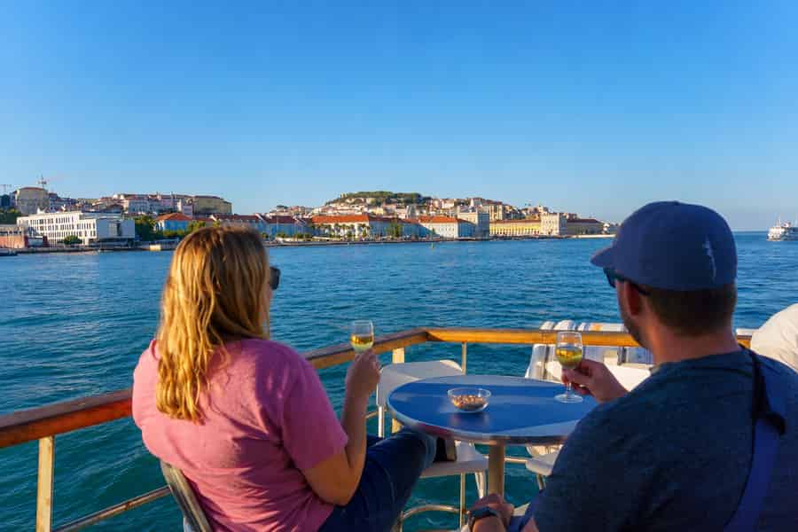 Lissabon: Tejo-Flusskreuzfahrt mit Begrüßungsgetränk. Foto: GetYourGuide Lissabon: Tejo-Flusskreuzfahrt mit Begrüßungsgetränk. Foto: GetYourGuide
