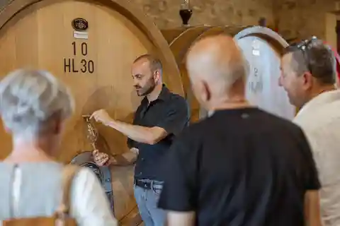 Vinprovning av Brunello i en historisk källare