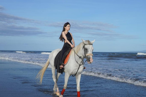 Bali : Randonnée à cheval sur la plage de BaliEquitation Plage 30 minutes Pas de transport