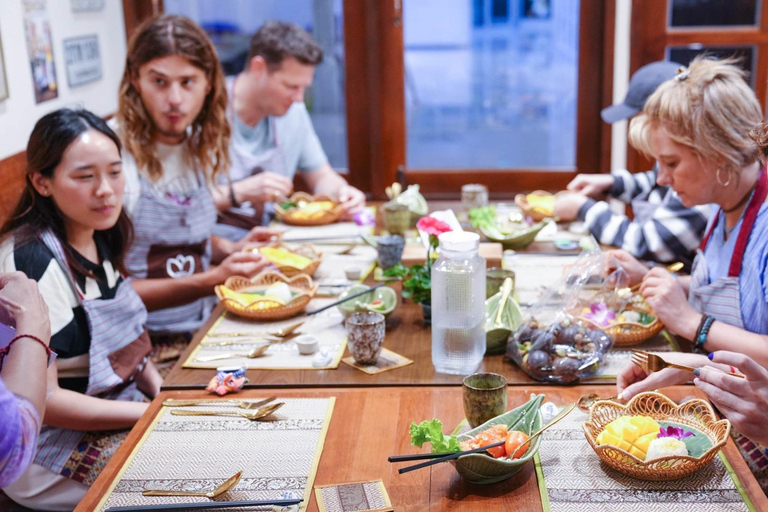 曼谷：白莲花泰式烹饪课+市场探访曼谷：白莲花泰式烹饪课程与市场导览