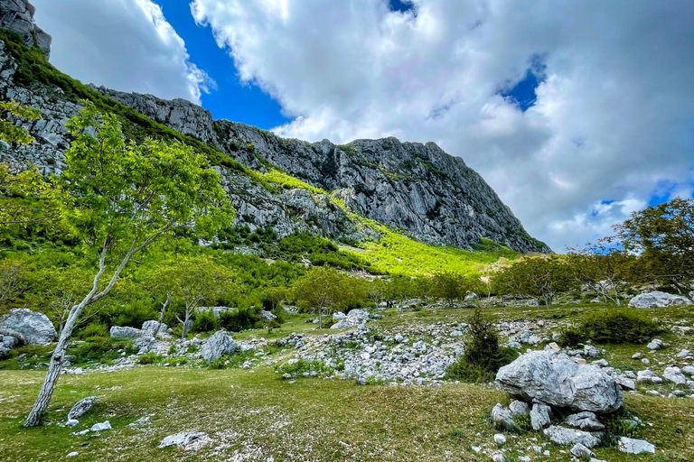 Wanderung auf den Gamti Berg und den Bovilla See von Tirana aus mit dem Land Rover