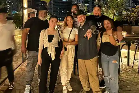 Makati: Rooftop Bar Hopping Tour with Venus