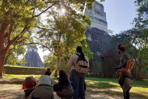 Gemeinsame Tour nach Tikal: Flug + Mittagessen + geführte TourAus der Stadt - kein Transfer inbegriffen