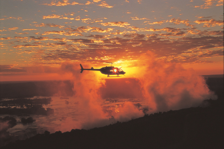 Voo de helicóptero sobre as Cataratas Vitória