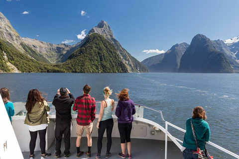 Te Anau: Farm Experience, Milford Sound Cruise &amp; Coach