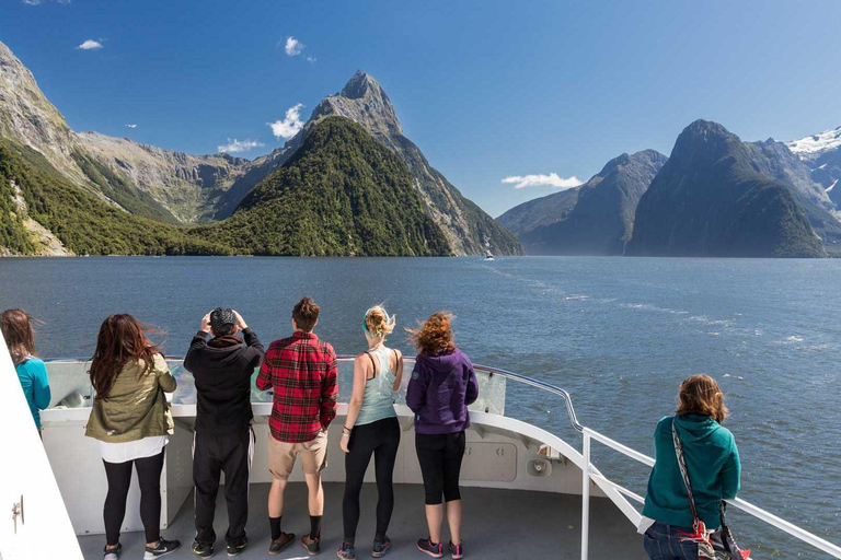 Te Anau: Farm Experience, Milford Sound Cruise &amp; Coach