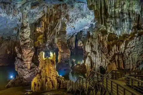 From Dong Hoi: Paradise Cave and Phong Nha Cave Tour & Lunch