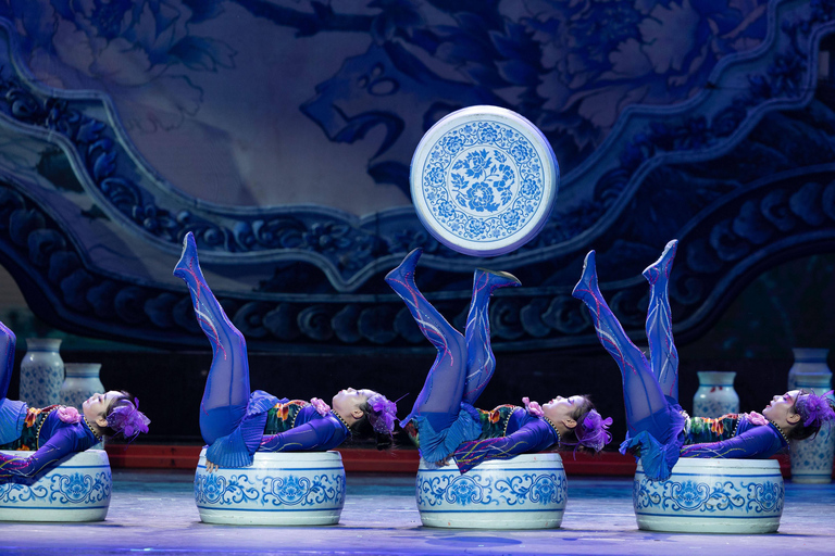 جولة تجمع بين الألعاب البهلوانية وعروض الأوبرا في بكين