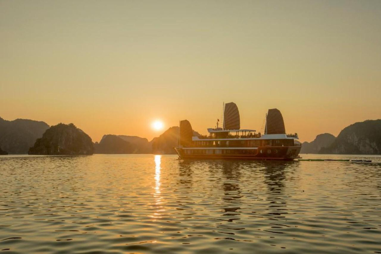 La migliore crociera con pernottamento per visitare la baia di Lan Ha, il villaggio di Viet Hai