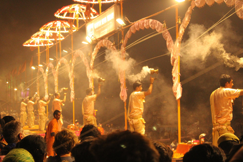 WIECZORNA CEREMONIA ZAPALANIA ŚWIATEŁ NA GŁÓWNYM GHACIE (GANGA ARTI)