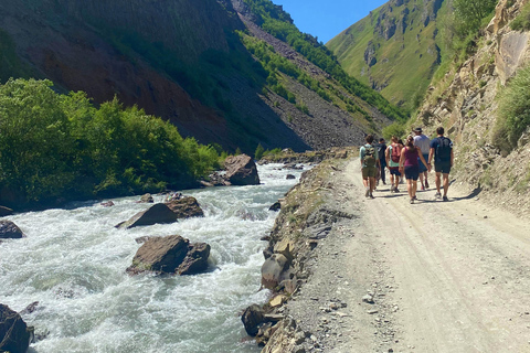 Depuis Tbilissi : La pittoresque vallée de Truso et le nouveau Gudauri