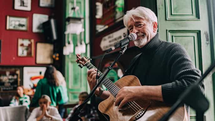 Dublín: una velada de música, baile y gastronomía irlandesa.
