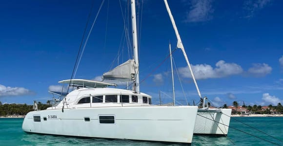 Milos: Kleftiko Half Day Catamaran Cruise with Lunch