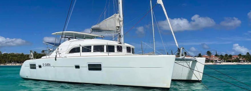 Milos : croisière d'une demi-journée en catamaran à Kleftiko avec déjeuner