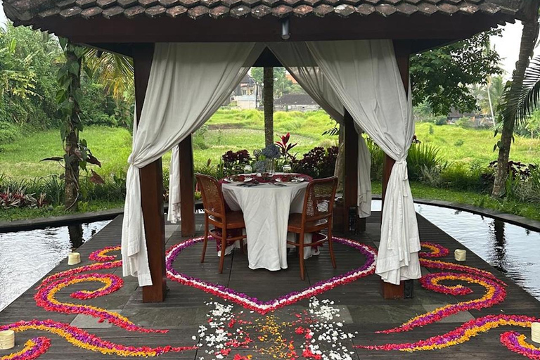 Ubud: Romantic Dinner by the Fish Pond at Adiwana Unagi Romantic Dinner Couple Package (Meet at Location)