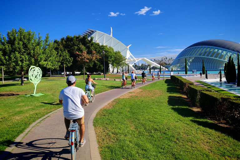 Valencia: tour guidato in e-bike dal centro storico alla Città delle ArtiTour guidato in bici d&#039;epoca