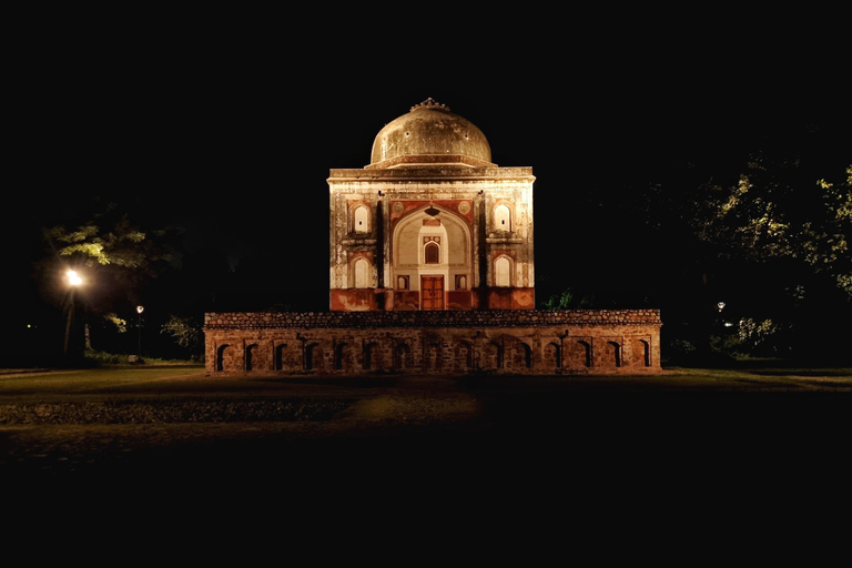 Les tombes et sanctuaires de Delhi la nuit : Une promenade en photos avec dînerLes tombes et le sanctuaire de Delhi la nuit : Avec billet d'entrée au monument