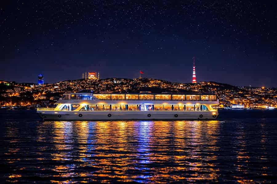 Istanbul: Goldenes Horn & Bosporus – Dinner-Bootsfahrt mit Show. Foto: GetYourGuide