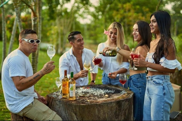 Villanueva: Fundación Loros Sunset Tour with Winetasting