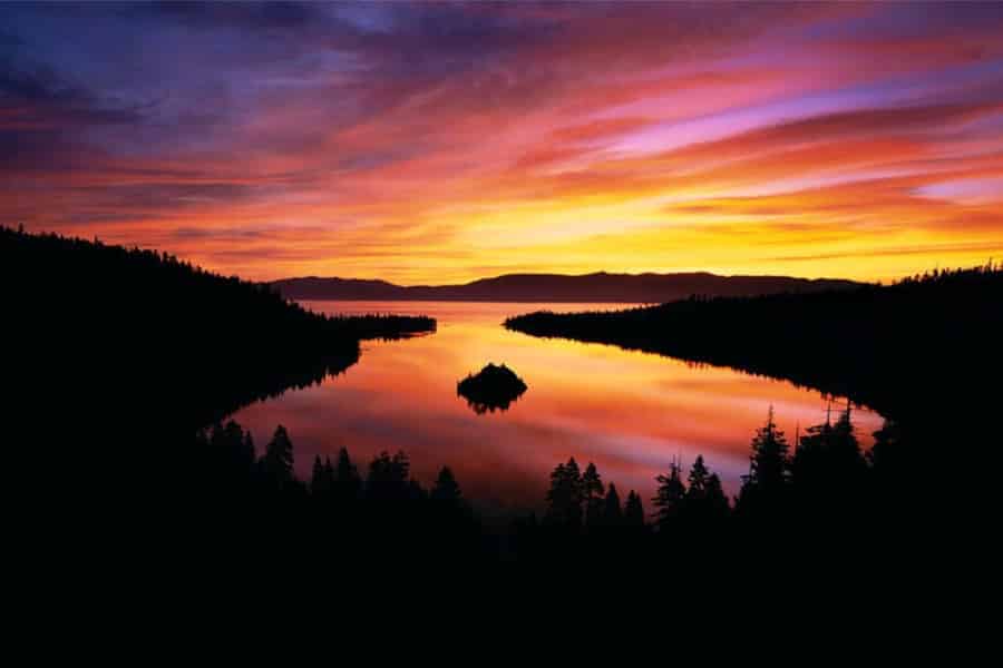 Lake Tahoe: Champagner-Bootsfahrt bei Sonnenuntergang in der Emerald Bay. Foto: GetYourGuide
