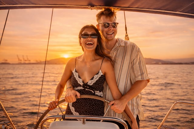 Barcelona: Excursión en velero con un joven capitán local y bebidas