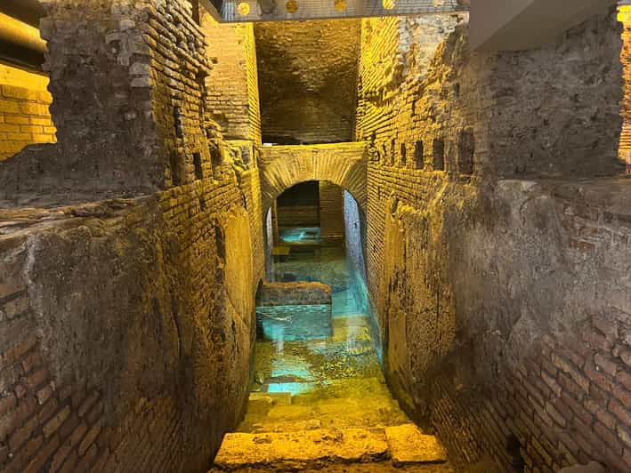 Rome: Trevi Fountain Underground Tour with Guide