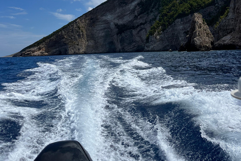 Bespoke private cruise with skipper around ZakynhtosBespoke sunset cruise from Zakynhtos port