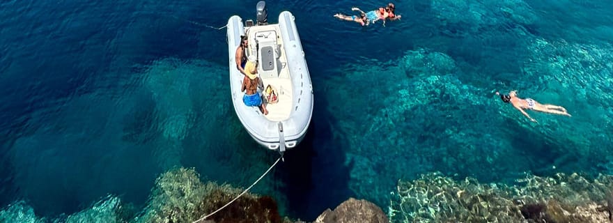 Boat Tour : tour de l'île en zodiac avec visite des grottes et plongée avec tuba.