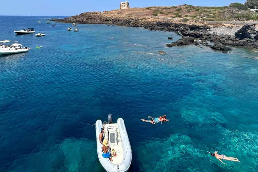 Bootsfahrt: Inselrundfahrt mit dem Schlauchboot mit Besuch der Höhlen und Schnorcheln. Foto: GetYourGuide
